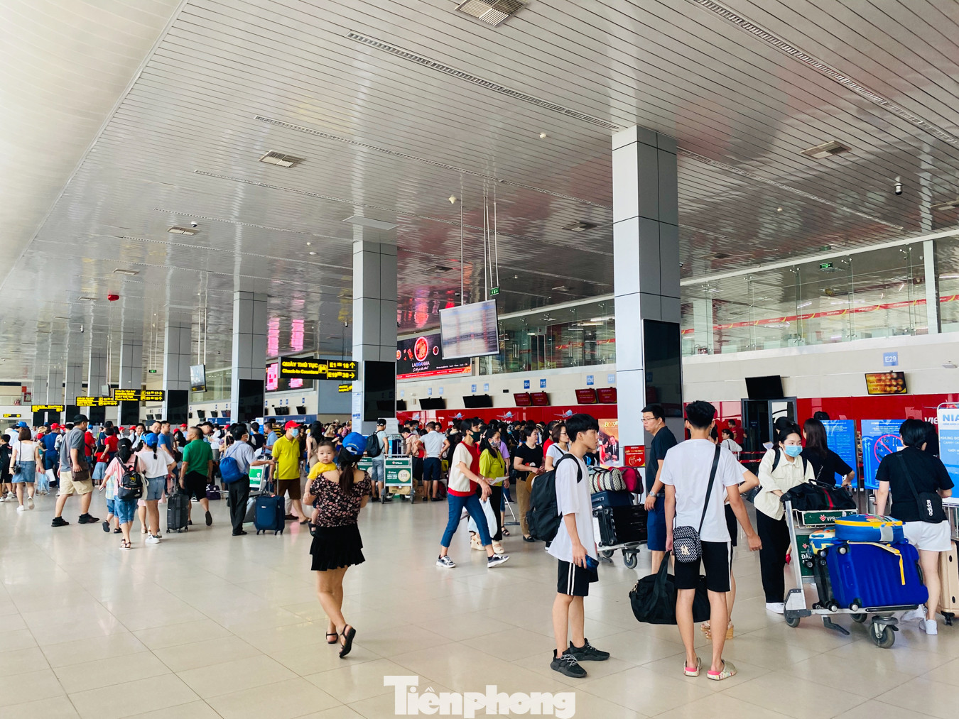 Biển người vật vã chờ đợi làm thủ tục ở sân bay Nội Bài trong mùa du lịch ảnh 16