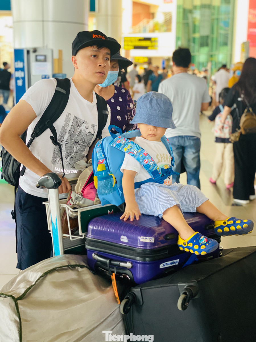 Biển người vật vã chờ đợi làm thủ tục ở sân bay Nội Bài trong mùa du lịch ảnh 6