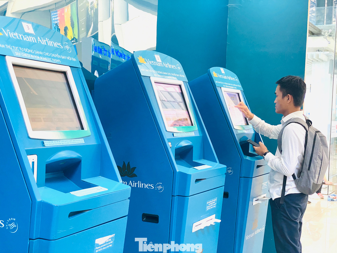 Biển người vật vã chờ đợi làm thủ tục ở sân bay Nội Bài trong mùa du lịch ảnh 11