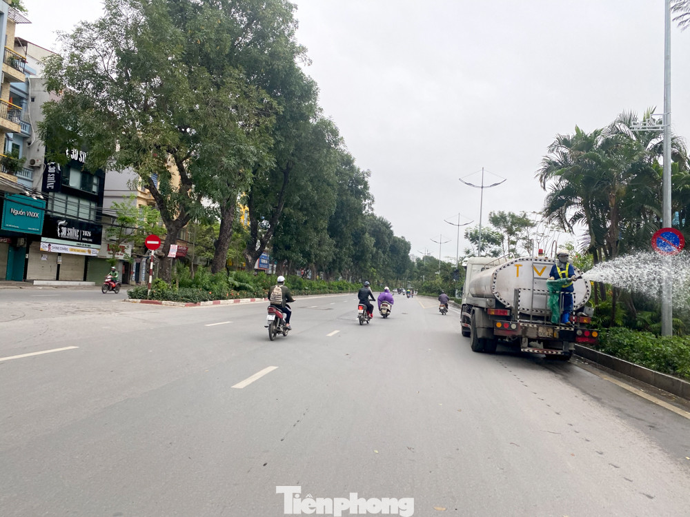 Đường phố Hà Nội vắng vẻ trong ngày đầu tuần đi làm mùa dịch COVID-19 ảnh 9