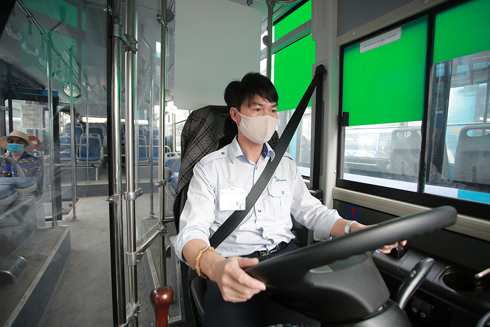 Xe buýt Hà Nội liên tục khử khuẩn và lắp đặt dung dịch sát khuẩn ảnh 13