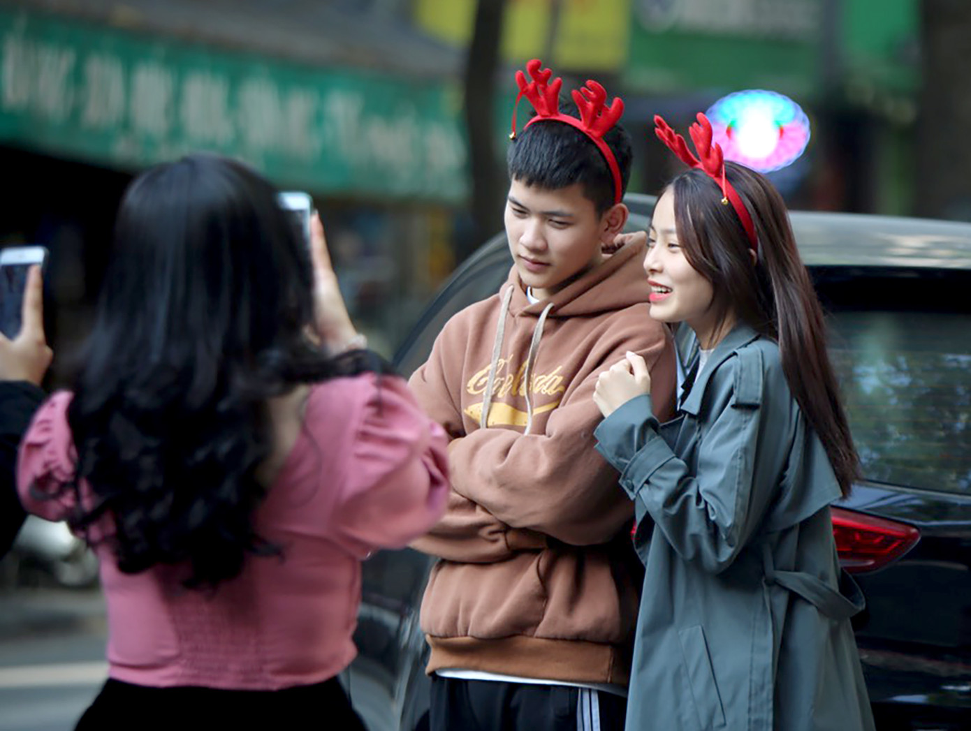 Người dân TPHCM vui chơi đón Giáng sinh trong tiết trời se lạnh ảnh 12