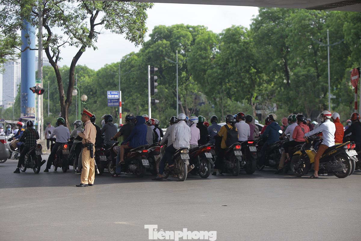 Người dân Hà Nội đổ về công viên, hồ nước, gầm cầu trốn nắng nóng 'thiêu đốt' ảnh 7