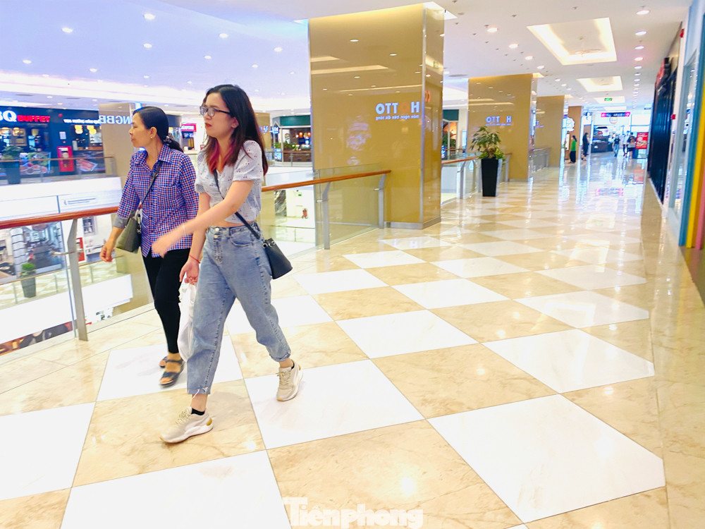 Trung tâm thương mại ở Hà Nội vẫn đìu hiu sau giãn cách xã hội ảnh 3