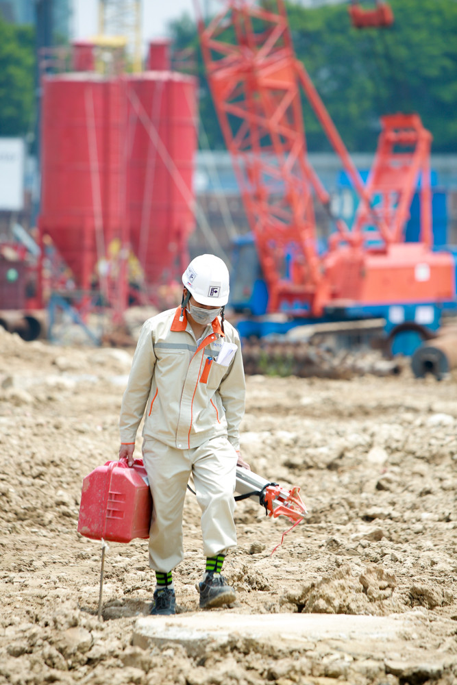 Công nhân phơi mình dưới trời nắng đổ lửa ở Hà Nội ảnh 15