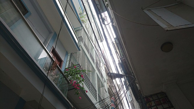 Ngột ngạt các khu chung cư mini ở ngõ nhỏ Hà Nội giữa cái nắng 'đổ lửa' ảnh 15