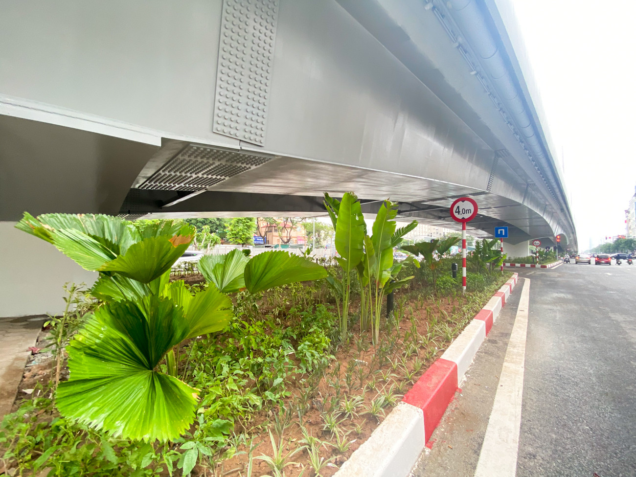 Cận cảnh cầu vượt 560 tỷ qua 'điểm đen' Nguyễn Văn Huyên - Hoàng Quốc Việt ảnh 11