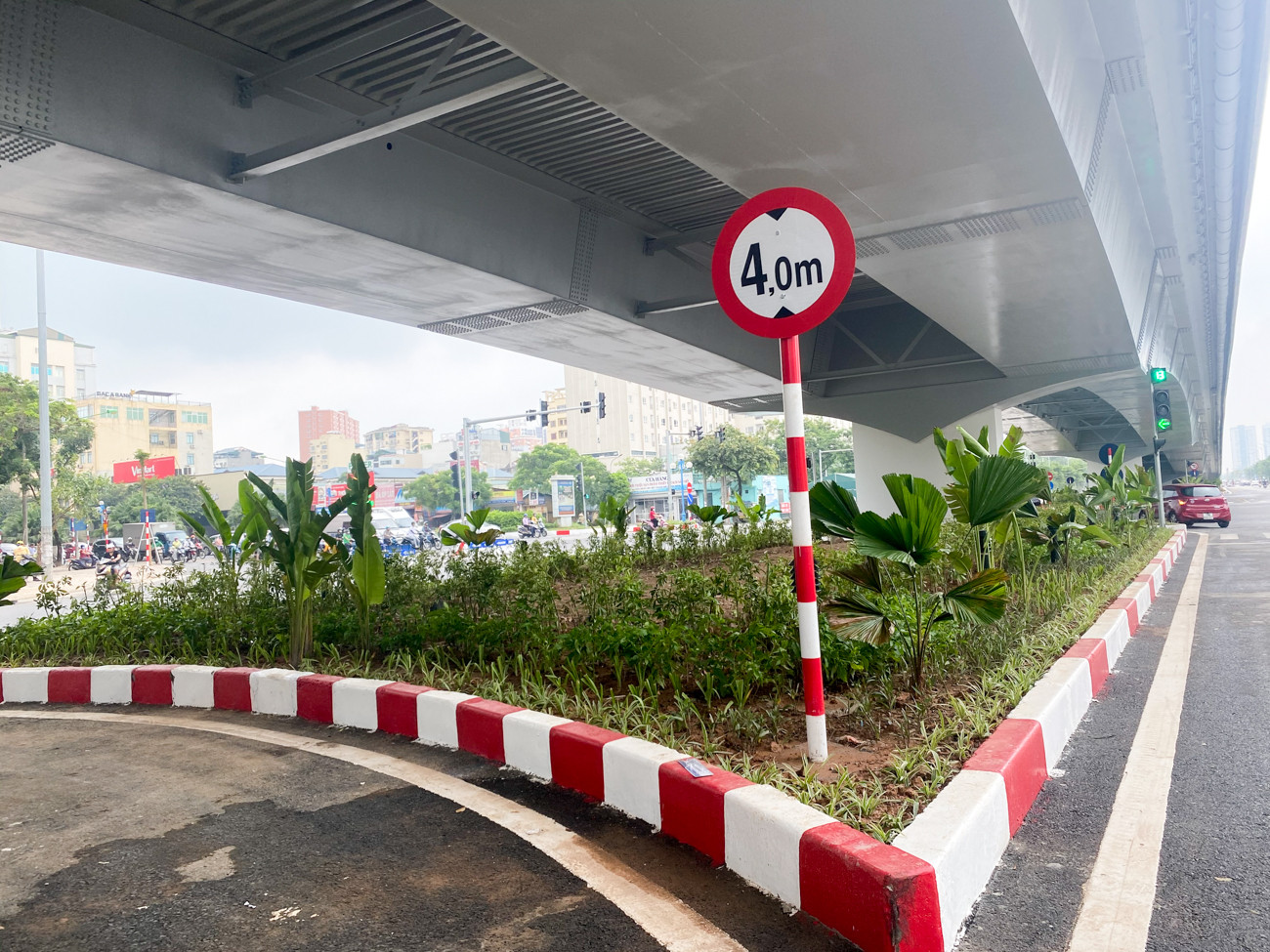 Cận cảnh cầu vượt 560 tỷ qua 'điểm đen' Nguyễn Văn Huyên - Hoàng Quốc Việt ảnh 12