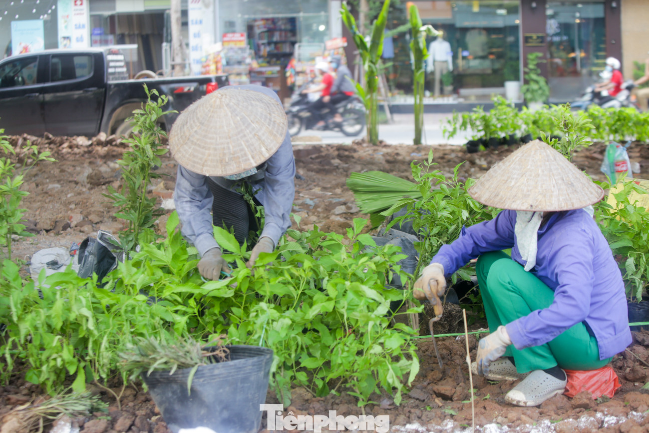 Công ty chiếu sáng và thiết bị đô thị đang hoàn thiện phần cáp ngầm và hệ thống chiếu sáng dưới chân cầu vượt. Những hàng mục cuối cùng đang được chỉnh trang hoàn thiện để đưa vào sử dụng trước ngày 2/9/2020. Cây cầu sau khi được đưa vào sử dụng sẽ góp phần giải quyết tình trạng ùn tắc giao thông tại nút giao này và từng bước hoàn thiện mạng lưới giao thông theo quy hoạch được duyệt, góp phần phát triển kinh tế xã hội của quận Cầu Giấy và thành phố Hà Nội. Nhìn gần cây cầu vượt quy mô lớn nhất Hà Nội sắp thông xe ảnh 8