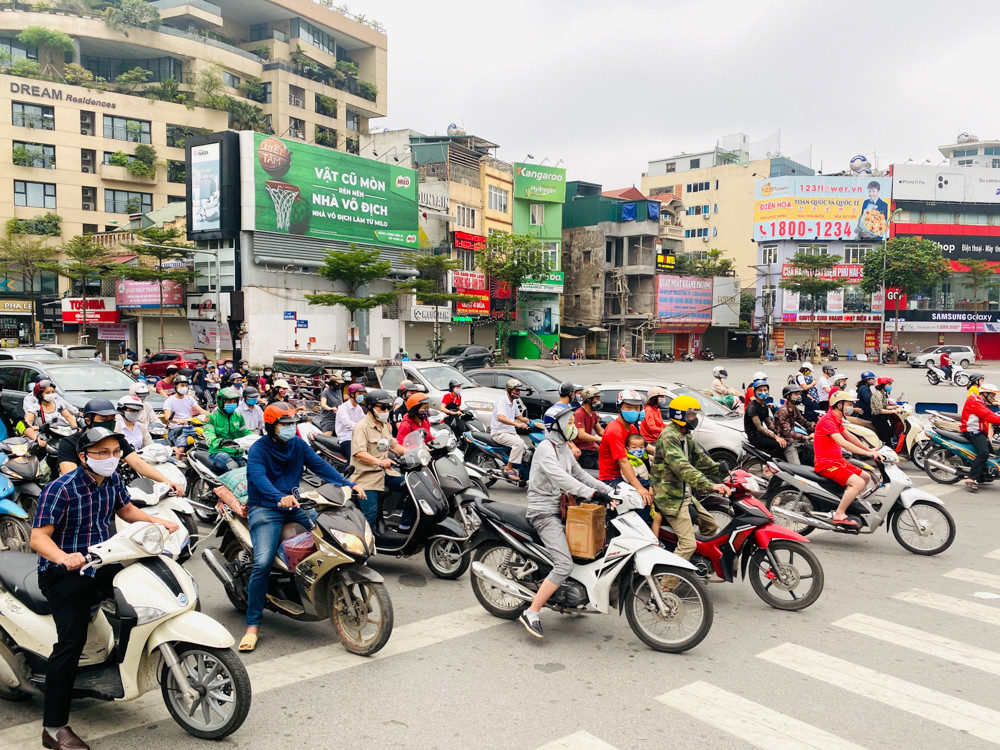 Hà Nội đã tắc đường dù chưa hết 'cách ly xã hội' ảnh 6