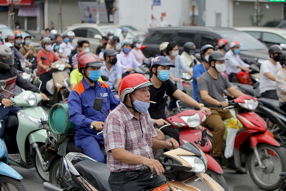 Hà Nội đã tắc đường dù chưa hết 'cách ly xã hội' ảnh 2