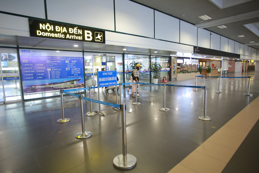 Máy bay đỗ đầy cảng, nhà ga Nội Bài 'vắng như chùa bà đanh' ảnh 8