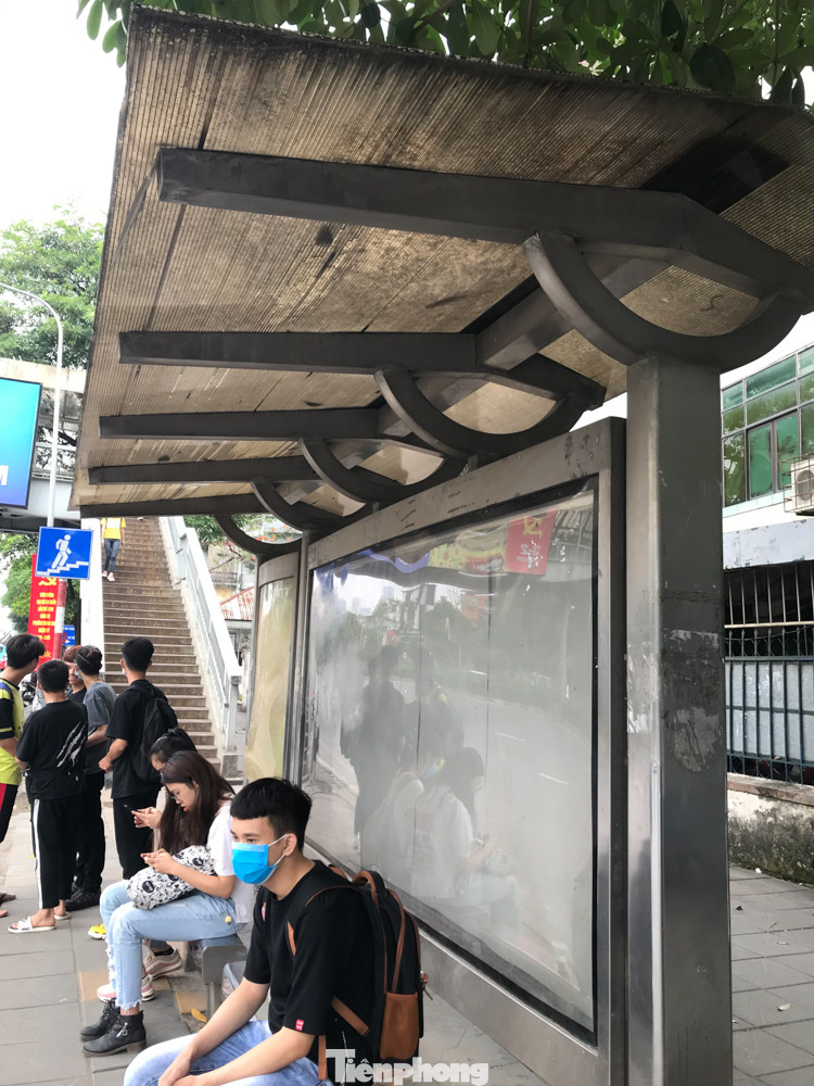 Cận cảnh trạm chờ xe buýt Thủ đô trước khi được duy tu ảnh 12