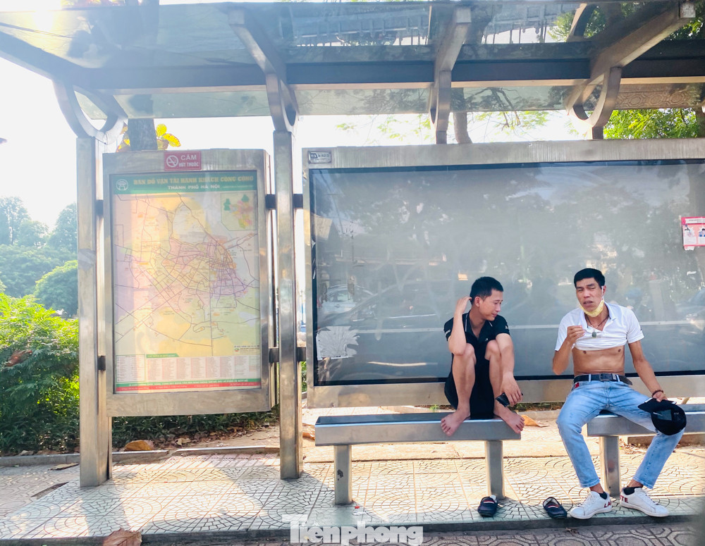 Cận cảnh trạm chờ xe buýt Thủ đô trước khi được duy tu ảnh 10