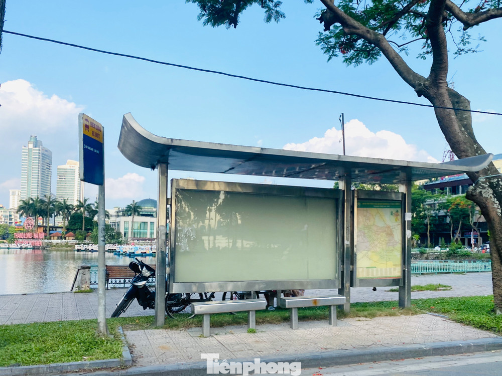 Cận cảnh trạm chờ xe buýt Thủ đô trước khi được duy tu ảnh 11