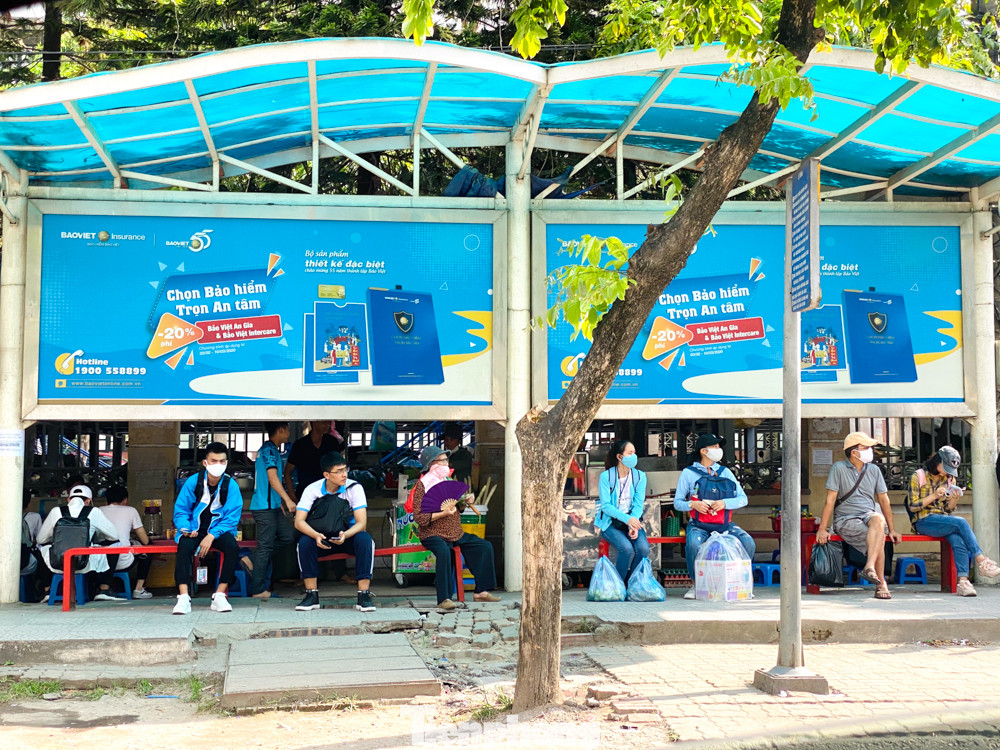 Cận cảnh trạm chờ xe buýt Thủ đô trước khi được duy tu ảnh 9