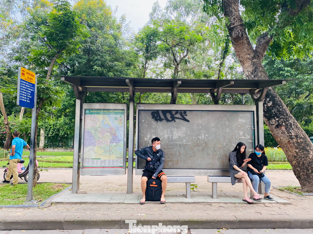 Cận cảnh trạm chờ xe buýt Thủ đô trước khi được duy tu ảnh 7