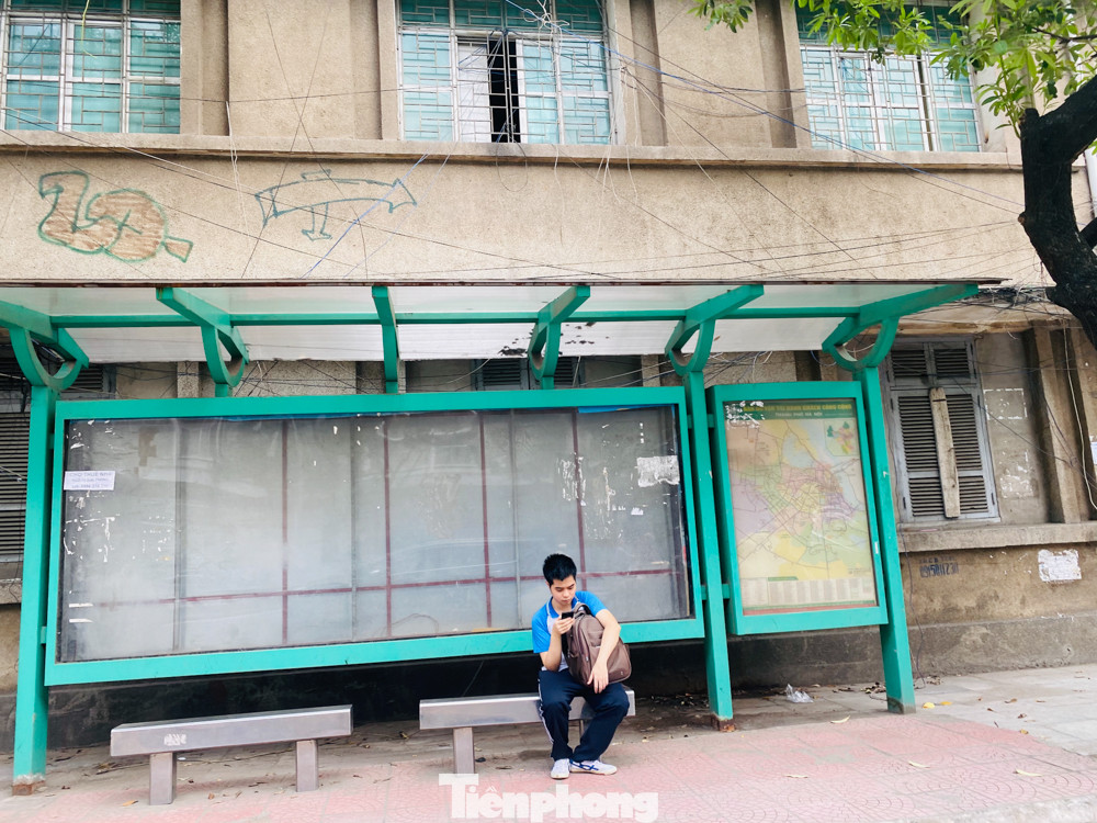 Cận cảnh trạm chờ xe buýt Thủ đô trước khi được duy tu ảnh 8