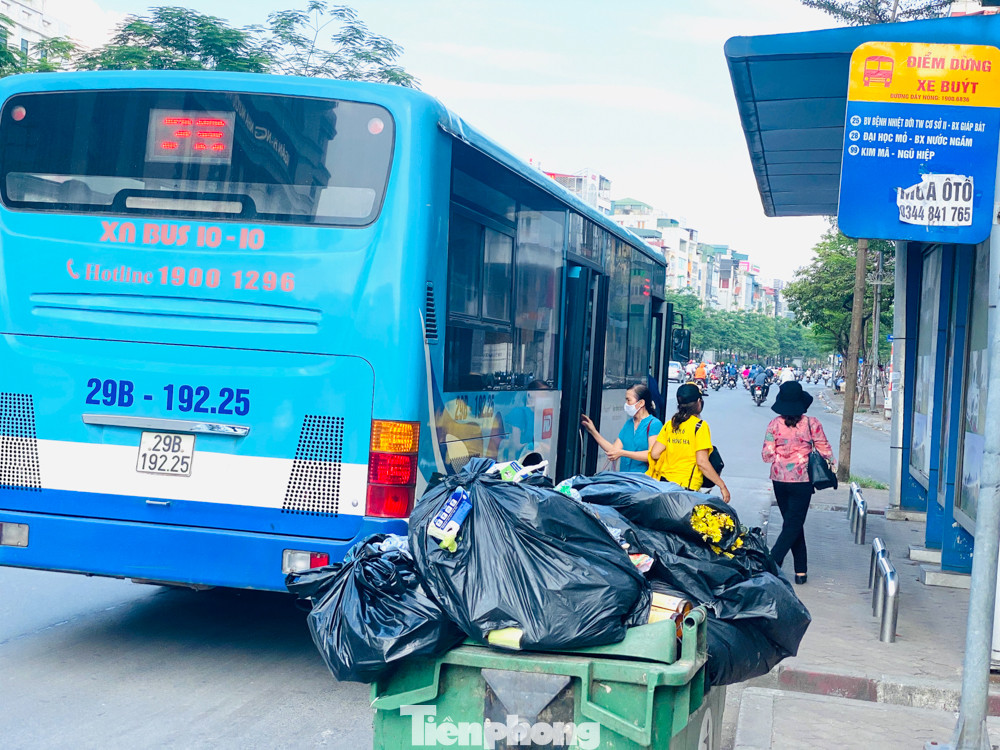 Cận cảnh trạm chờ xe buýt Thủ đô trước khi được duy tu ảnh 6