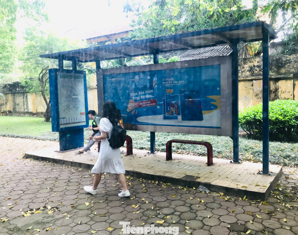 Cận cảnh trạm chờ xe buýt Thủ đô trước khi được duy tu ảnh 13