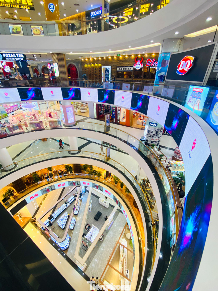 Trung tâm thương mại ở Hà Nội vẫn đìu hiu sau giãn cách xã hội ảnh 9