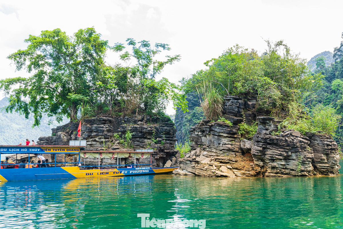 Ngẩn ngơ trước vẻ đẹp của 'Vịnh Hạ Long' giữa đại ngàn xanh thẳm ảnh 2