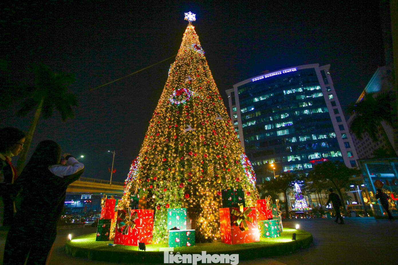 Mùa Giáng sinh về trên đường phố Hà Nội ảnh 2