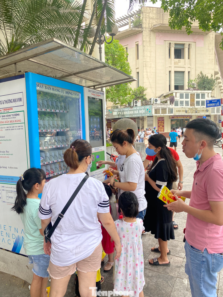 Người dân Hà Nội đổ xô ra hồ Gươm vui chơi, tháo khẩu trang chụp ảnh ảnh 7