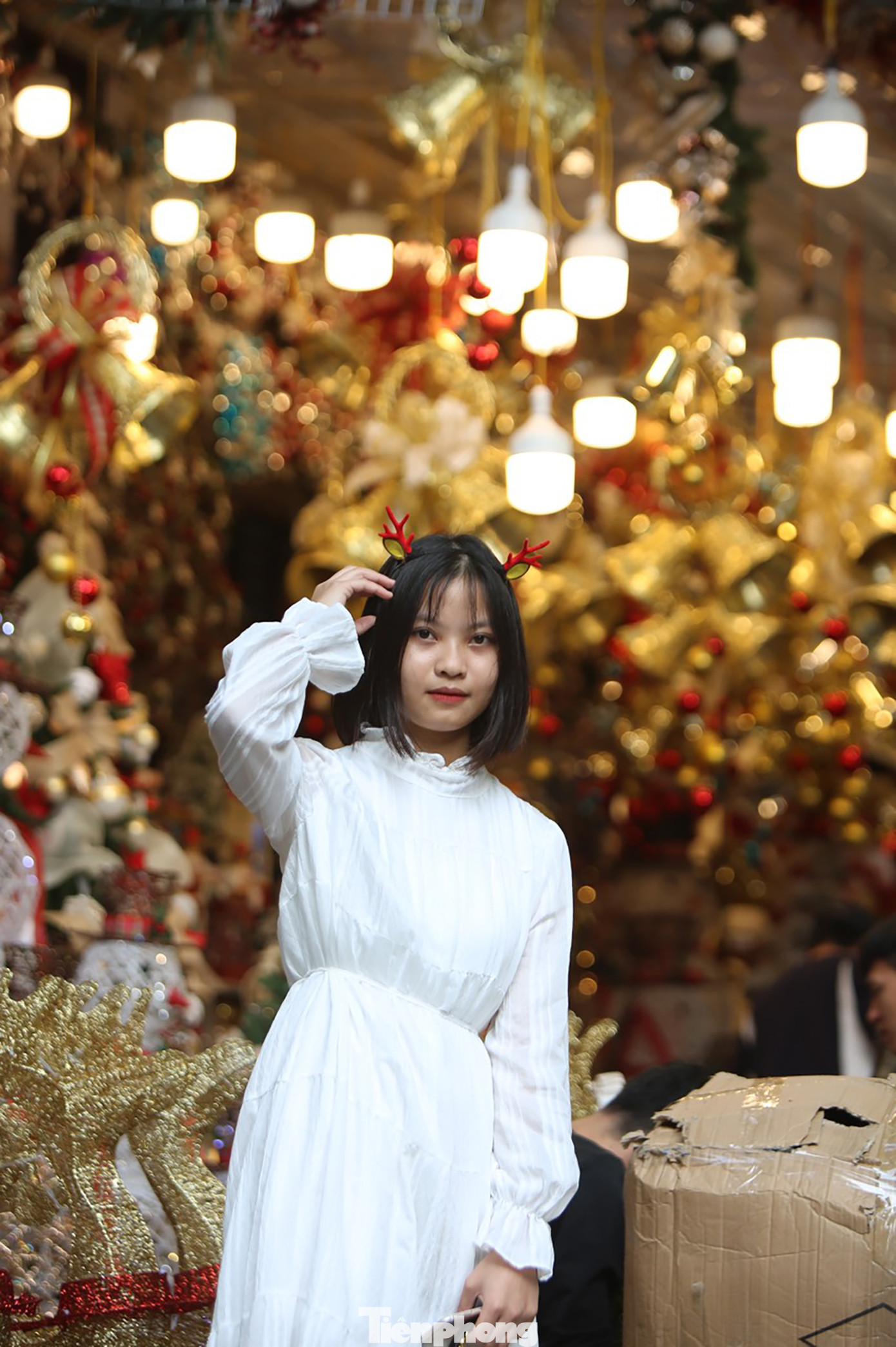 Giới trẻ lên phố Hàng Mã chụp ảnh Giáng sinh ảnh 4