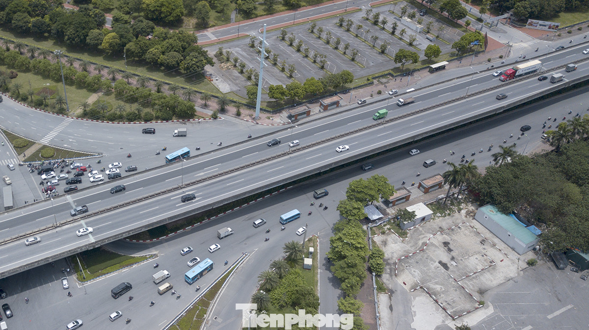 Nắng 50 độ C, đường Hà Nội vắng 'như chùa bà đanh' ảnh 12