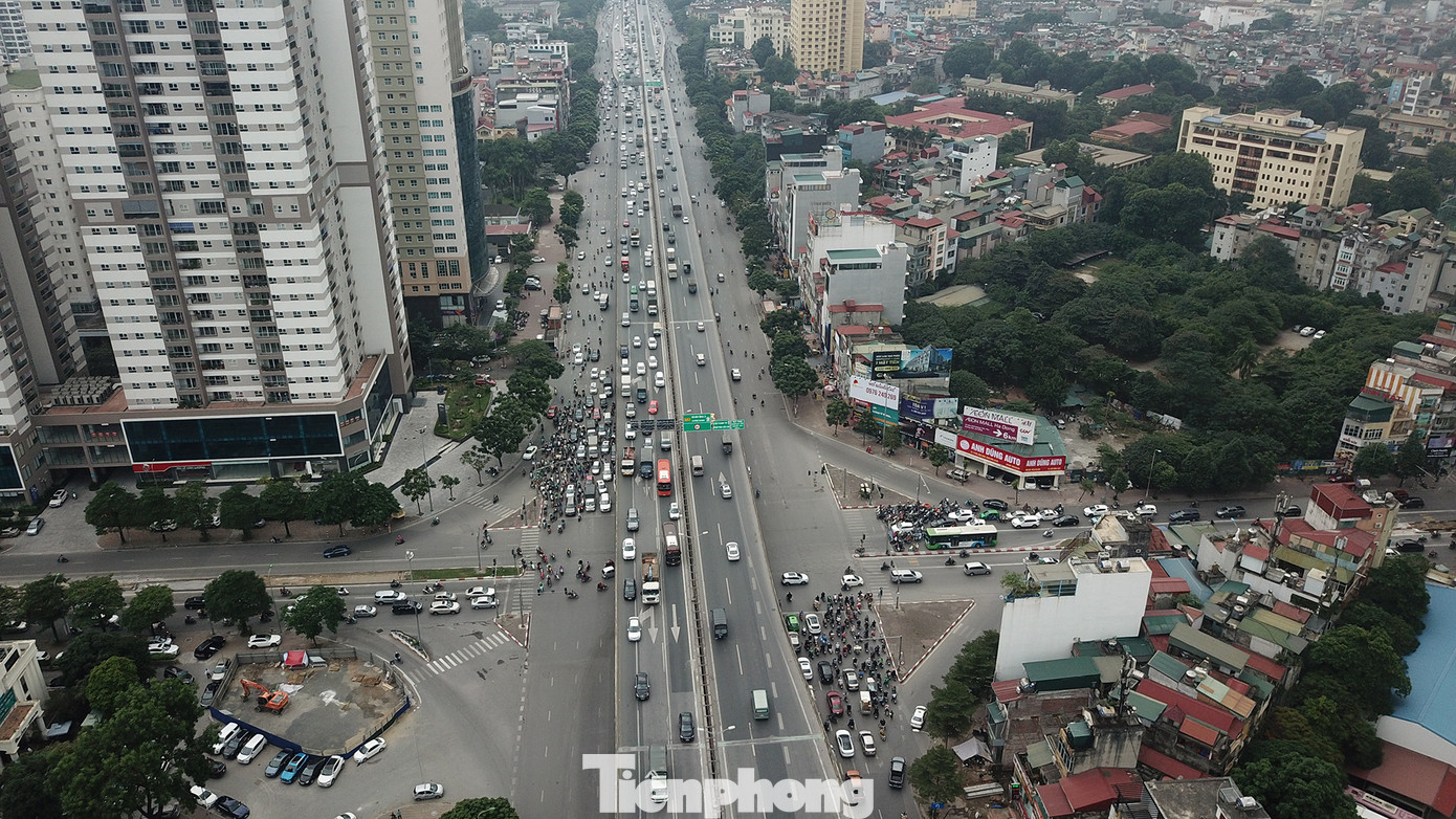 Rào chắn thi công hầm chui Lê Văn Lương tại nút giao 10 làn xe ảnh 9