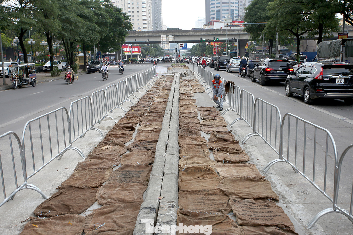 Rào chắn thi công hầm chui Lê Văn Lương tại nút giao 10 làn xe ảnh 6