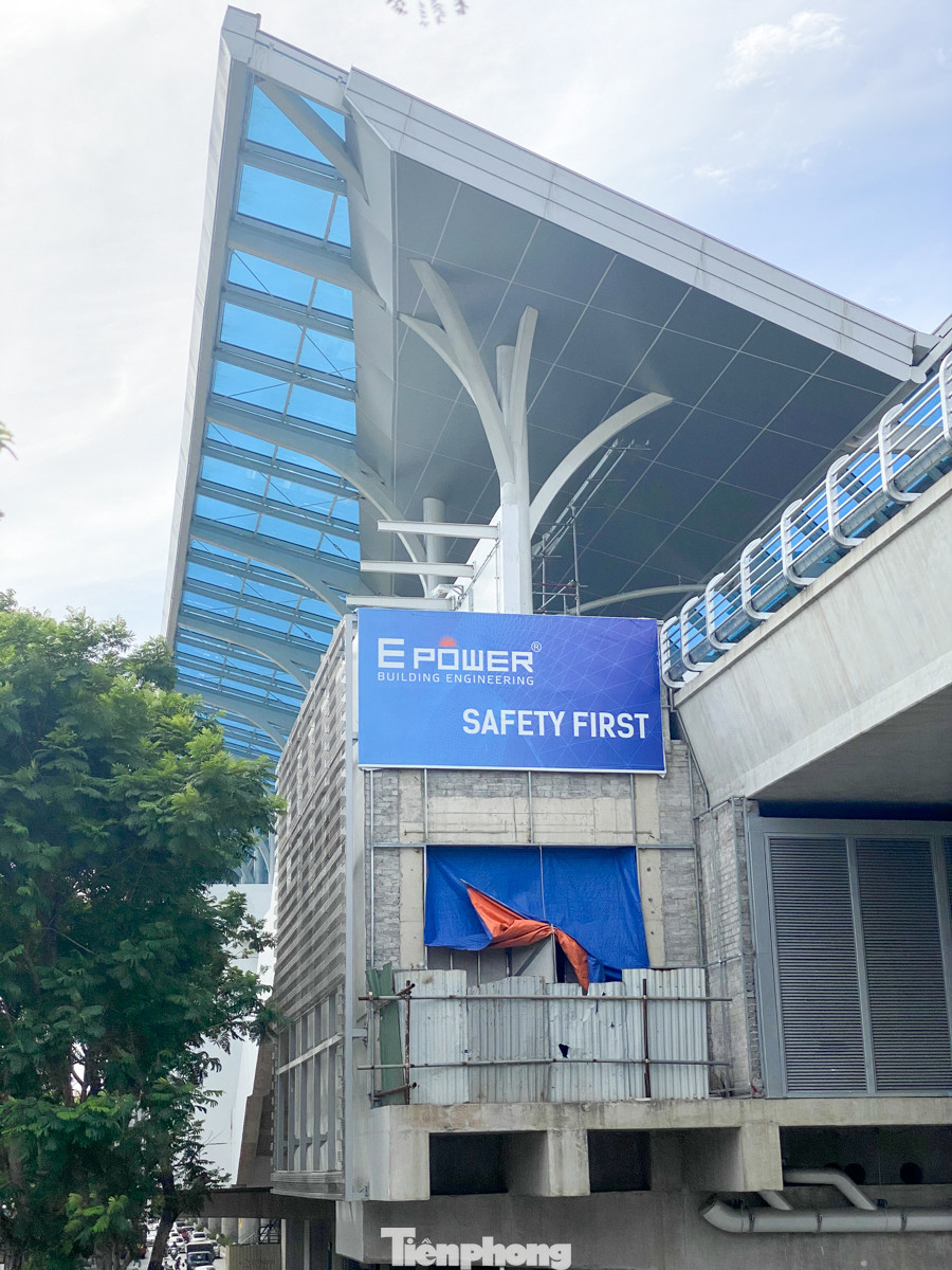 Công nhân đội nắng hoàn thiện nhà ga tuyến đường sắt Nhổn - ga Hà Nội. ảnh 11