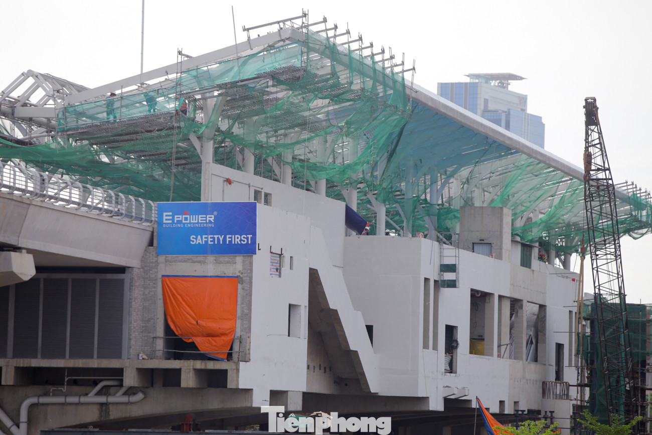 Công nhân đội nắng hoàn thiện nhà ga tuyến đường sắt Nhổn - ga Hà Nội. ảnh 4