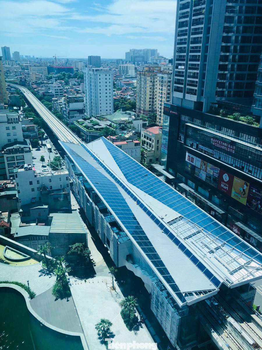 Công nhân đội nắng hoàn thiện nhà ga tuyến đường sắt Nhổn - ga Hà Nội. ảnh 10