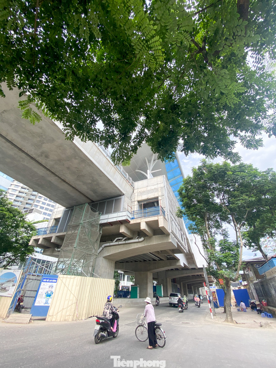 Công nhân đội nắng hoàn thiện nhà ga tuyến đường sắt Nhổn - ga Hà Nội. ảnh 15