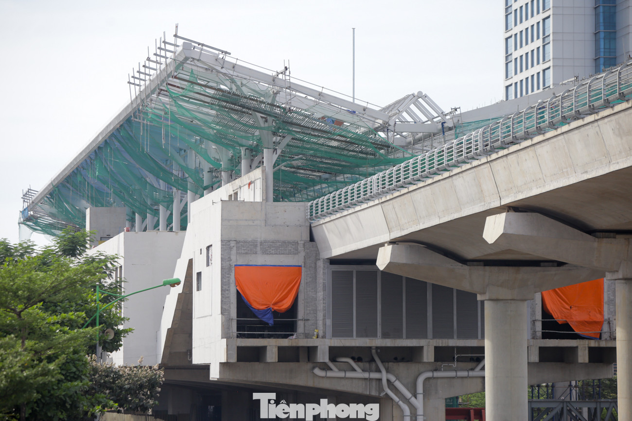 Công nhân đội nắng hoàn thiện nhà ga tuyến đường sắt Nhổn - ga Hà Nội. ảnh 5