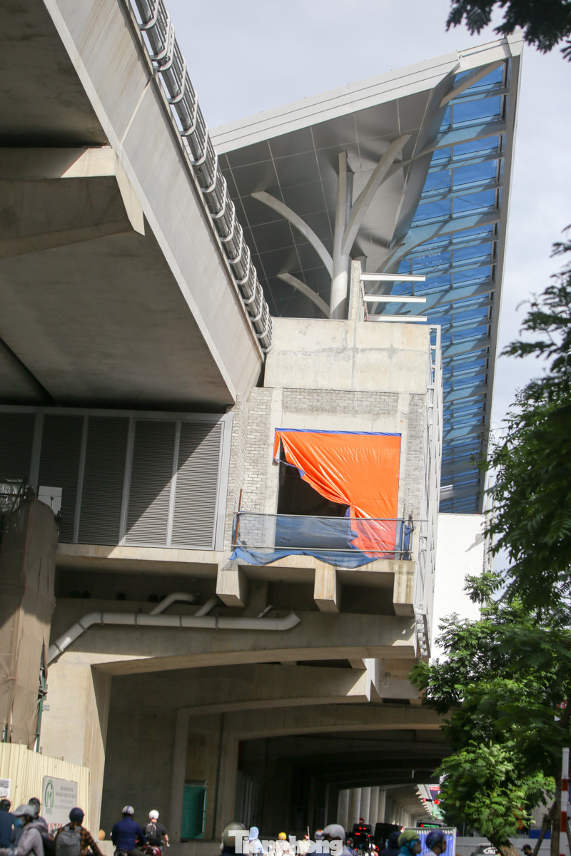 Công nhân đội nắng hoàn thiện nhà ga tuyến đường sắt Nhổn - ga Hà Nội. ảnh 12