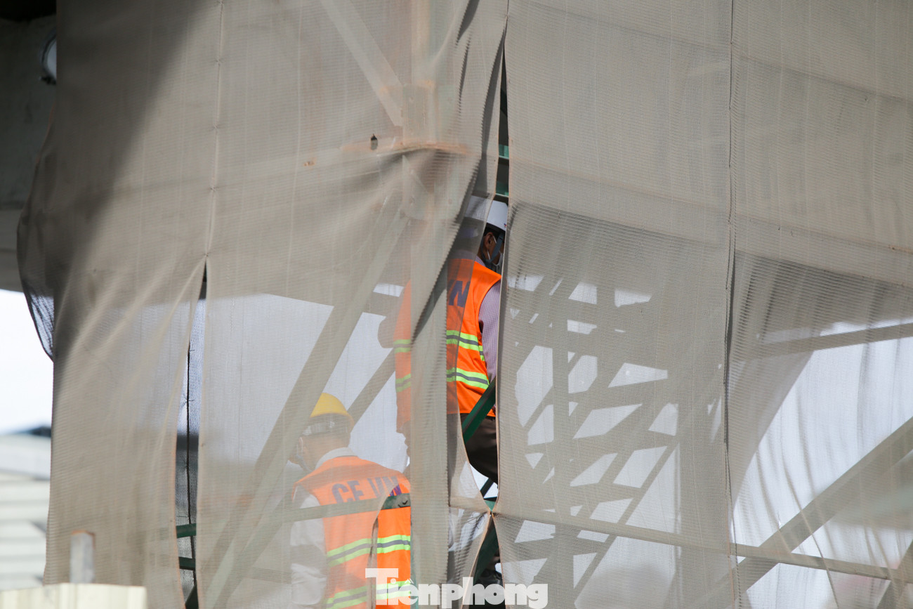 Công nhân đội nắng hoàn thiện nhà ga tuyến đường sắt Nhổn - ga Hà Nội. ảnh 7