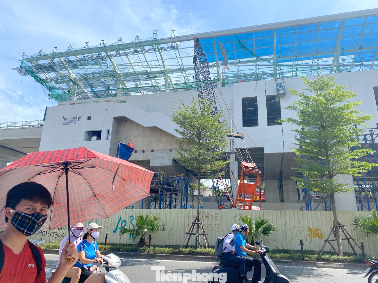 Công nhân đội nắng hoàn thiện nhà ga tuyến đường sắt Nhổn - ga Hà Nội. ảnh 2