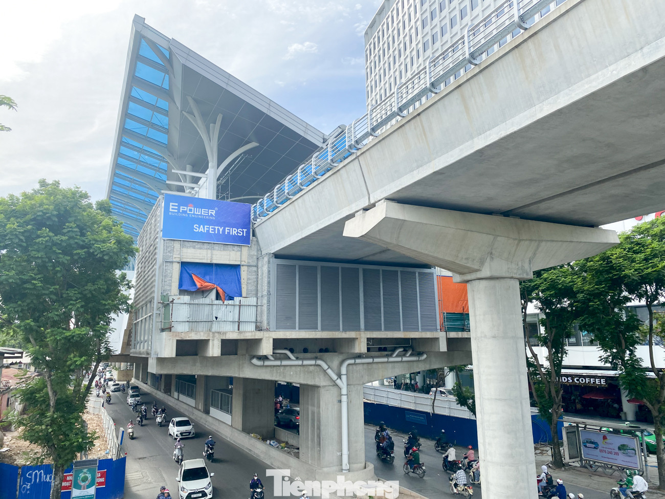 Công nhân đội nắng hoàn thiện nhà ga tuyến đường sắt Nhổn - ga Hà Nội. ảnh 8