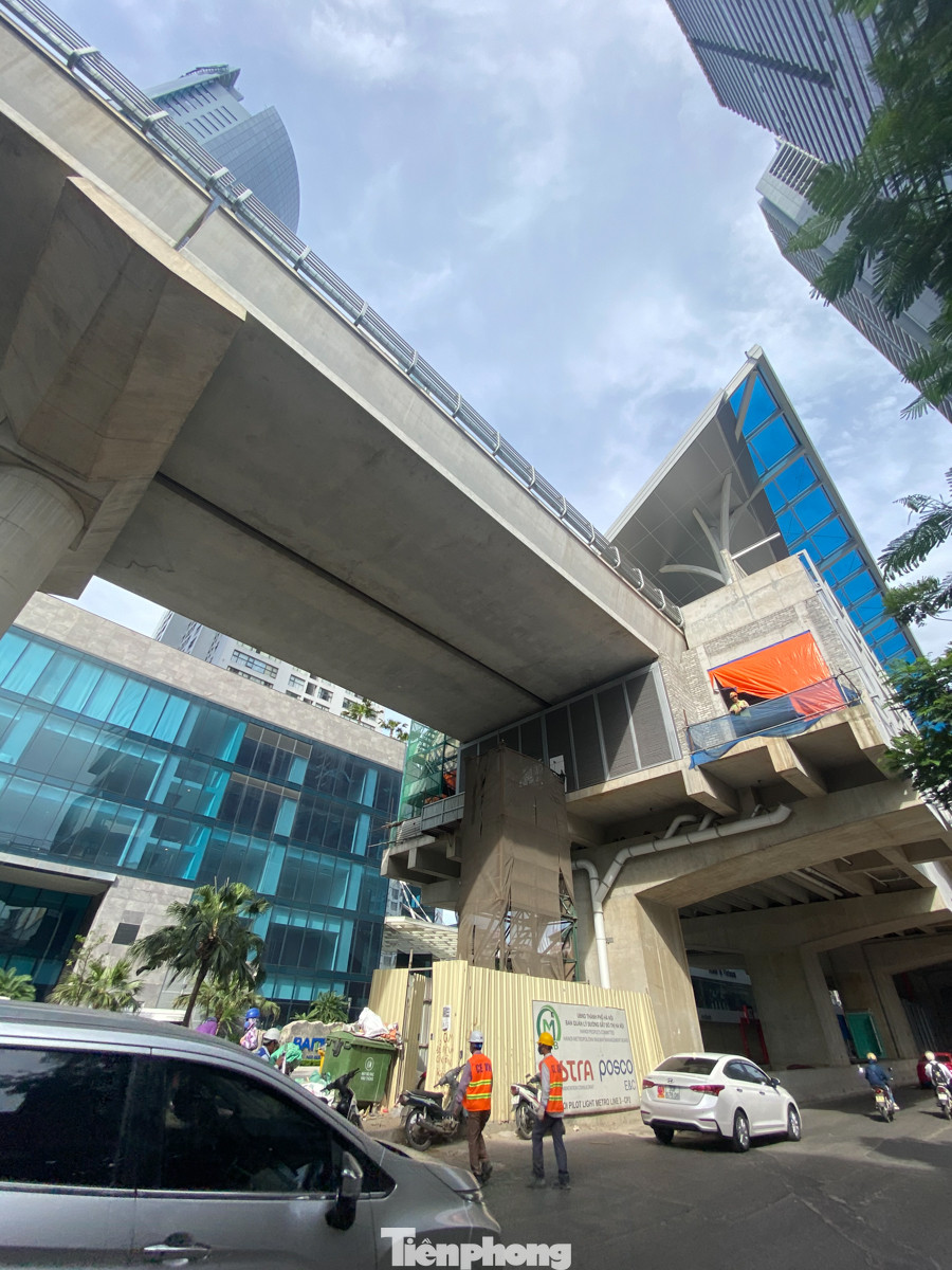 Công nhân đội nắng hoàn thiện nhà ga tuyến đường sắt Nhổn - ga Hà Nội. ảnh 9