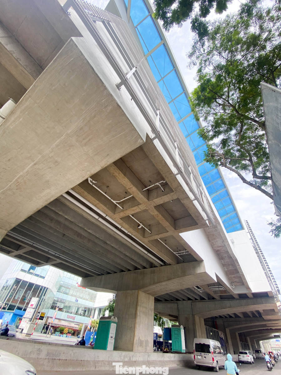 Công nhân đội nắng hoàn thiện nhà ga tuyến đường sắt Nhổn - ga Hà Nội. ảnh 14