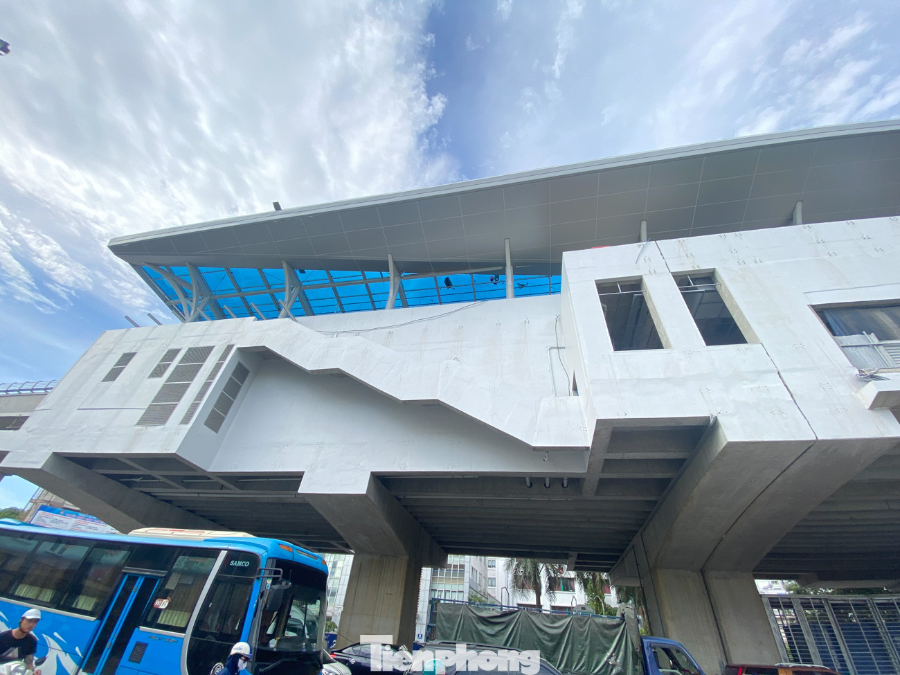 Công nhân đội nắng hoàn thiện nhà ga tuyến đường sắt Nhổn - ga Hà Nội. ảnh 13