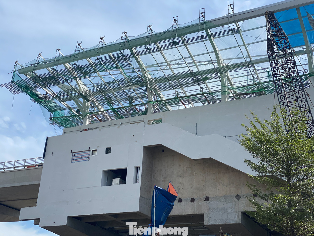 Công nhân đội nắng hoàn thiện nhà ga tuyến đường sắt Nhổn - ga Hà Nội. ảnh 3