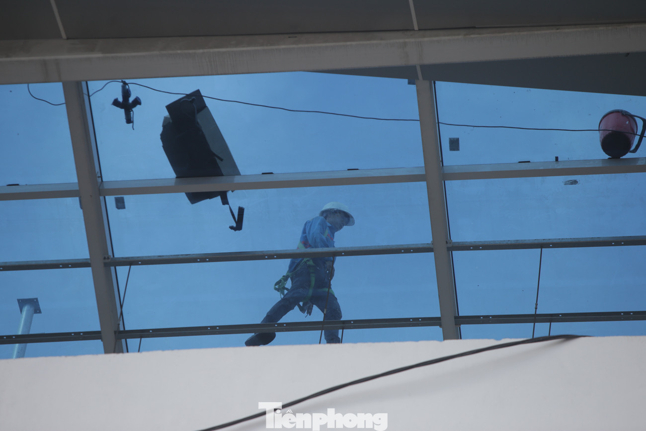 Công nhân đội nắng hoàn thiện nhà ga tuyến đường sắt Nhổn - ga Hà Nội. ảnh 6