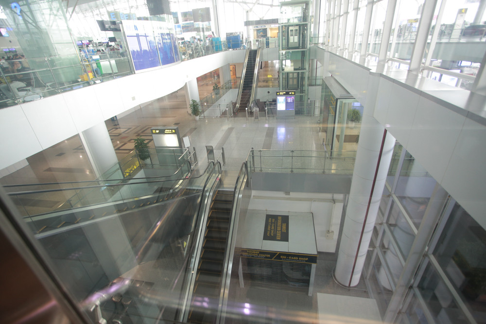 Máy bay đỗ đầy cảng, nhà ga Nội Bài 'vắng như chùa bà đanh' ảnh 18