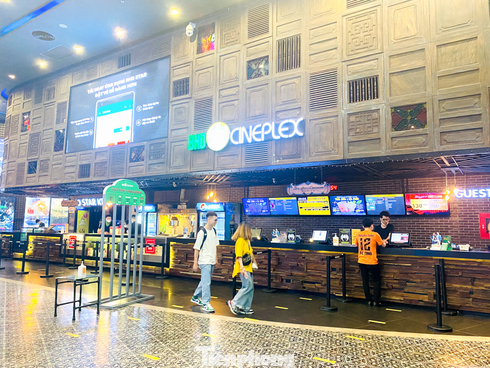 Đua nhau tung khuyến mãi, các rạp phim vẫn đìu hiu hậu giãn cách ảnh 2