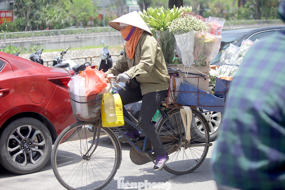 Người lao động nhọc nhằn mưu sinh dưới nắng nóng đầu hè ảnh 5