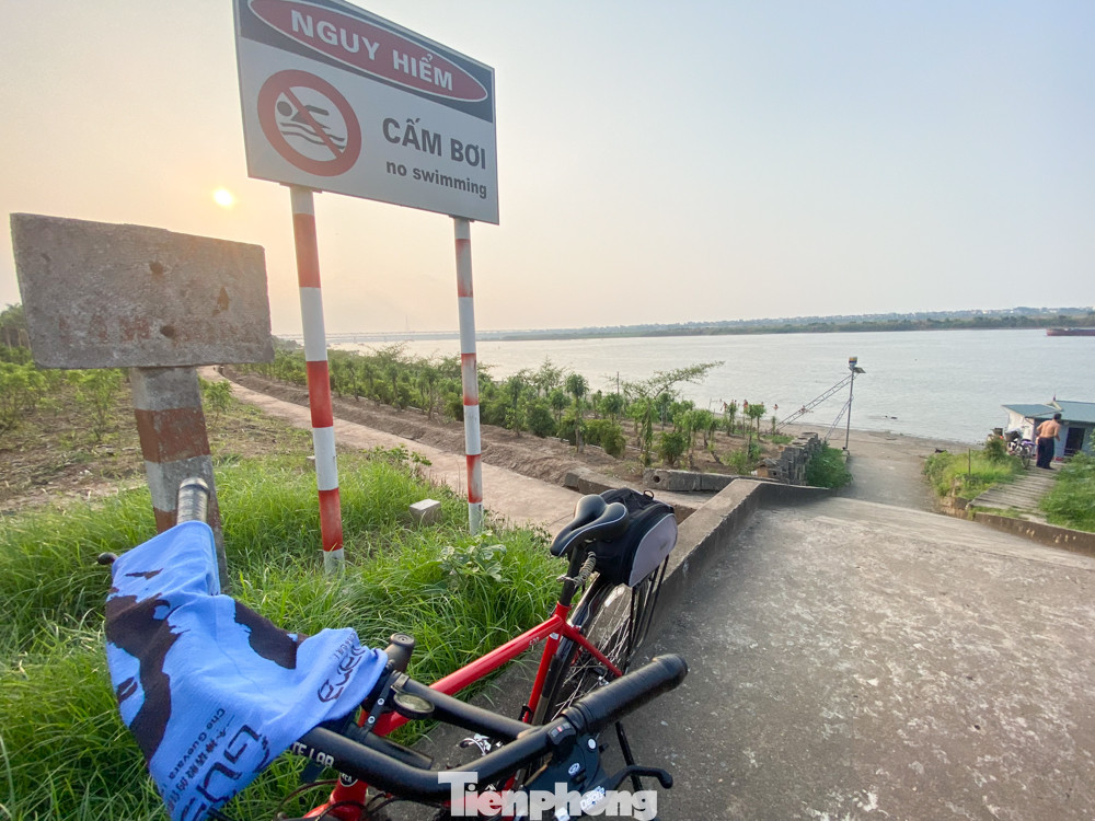 'Bãi biển' tự phát khổng lồ ngay dưới chân cầu Thăng Long ảnh 1